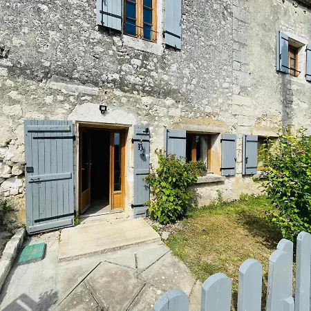Les Hirondelles Apartment *